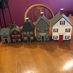 Yield house canisters w/ removable acrylic liners.